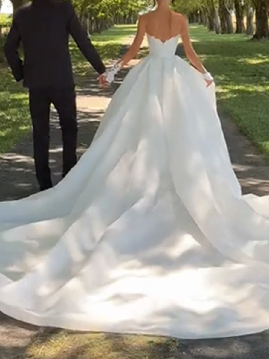 A-line/Princess Sweetheart Appliques Lace Cathedral Train Tulle Wedding Dresses
